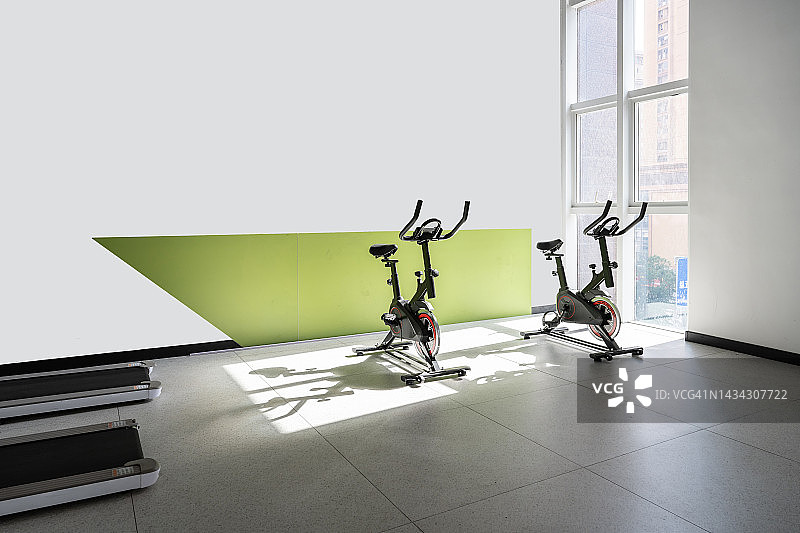 社区疗养院的健身房图片素材