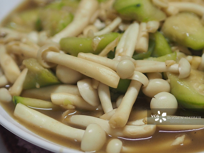 炒真姬菇配西葫芦，纯素食品图片素材