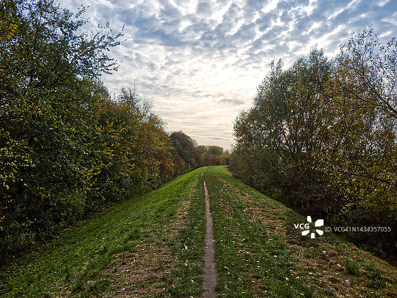 秋季堤坝上的小路图片素材