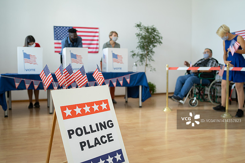 人们在投票站投票和等待投票图片素材