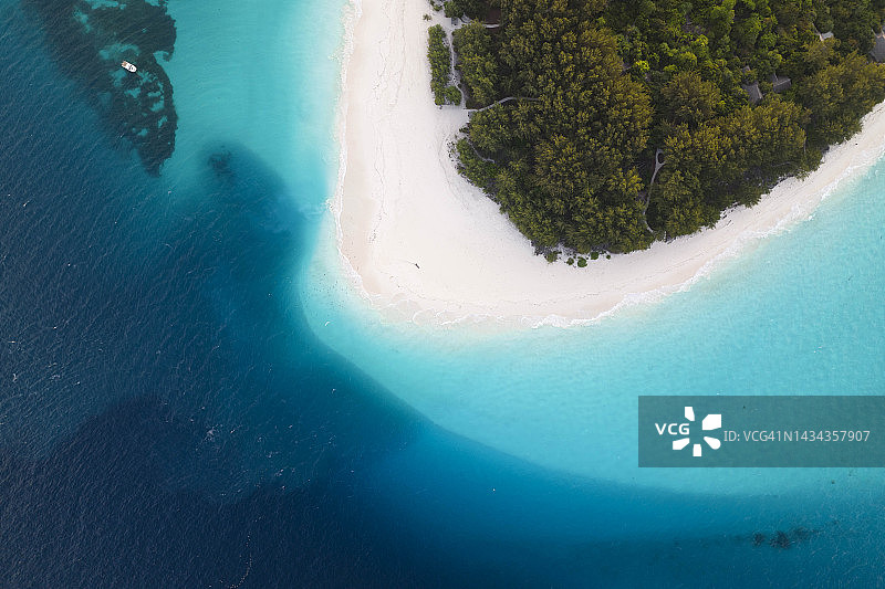 航拍：桑给巴尔奔巴岛的姆内姆巴岛，晴朗的一天图片素材