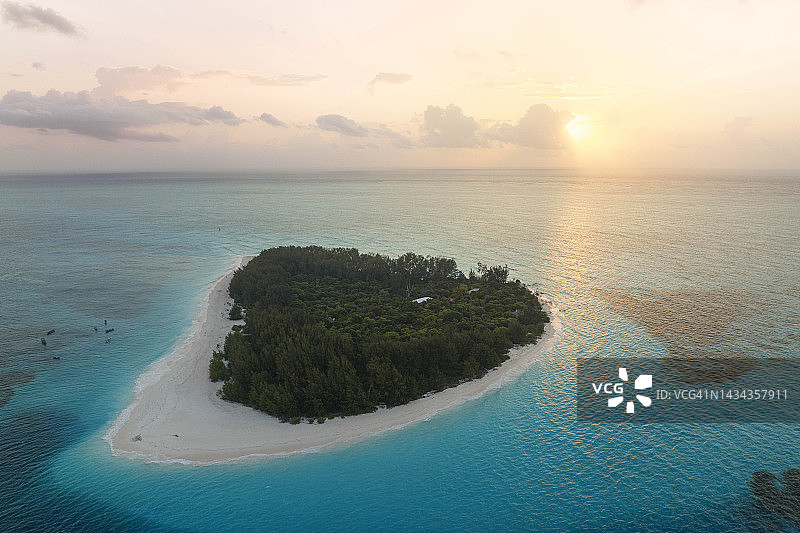 日出时分坦桑尼亚桑给巴尔姆内姆巴岛无人机鸟瞰图图片素材