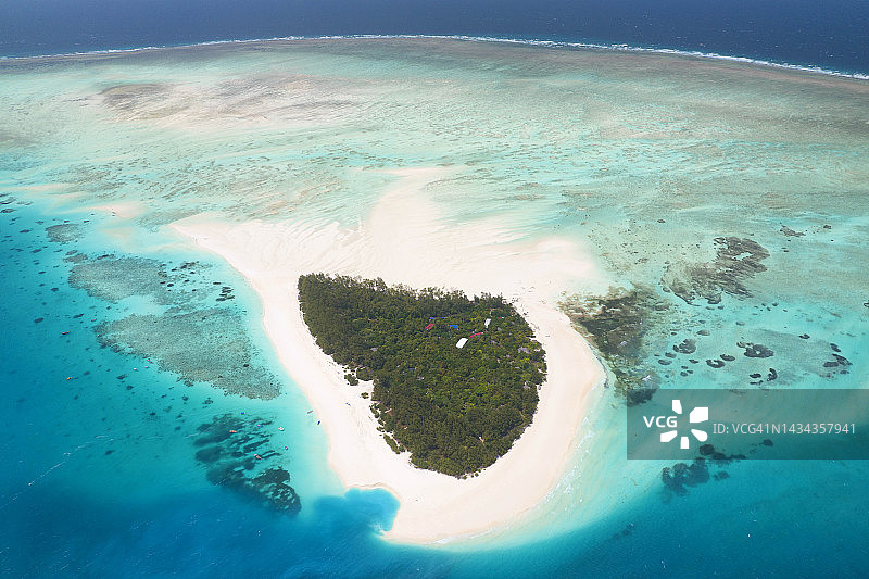 坦桑尼亚桑给巴尔门姆巴岛晴天航拍图片素材