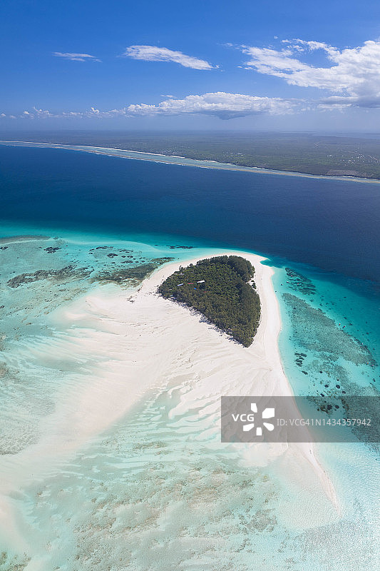 坦桑尼亚桑给巴尔门姆巴岛晴天航拍图片素材