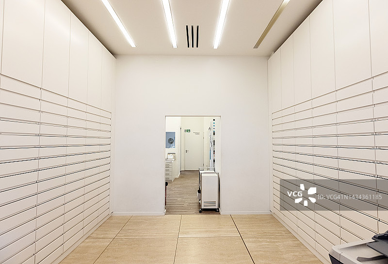 药房储藏室内的白色抽屉图片素材