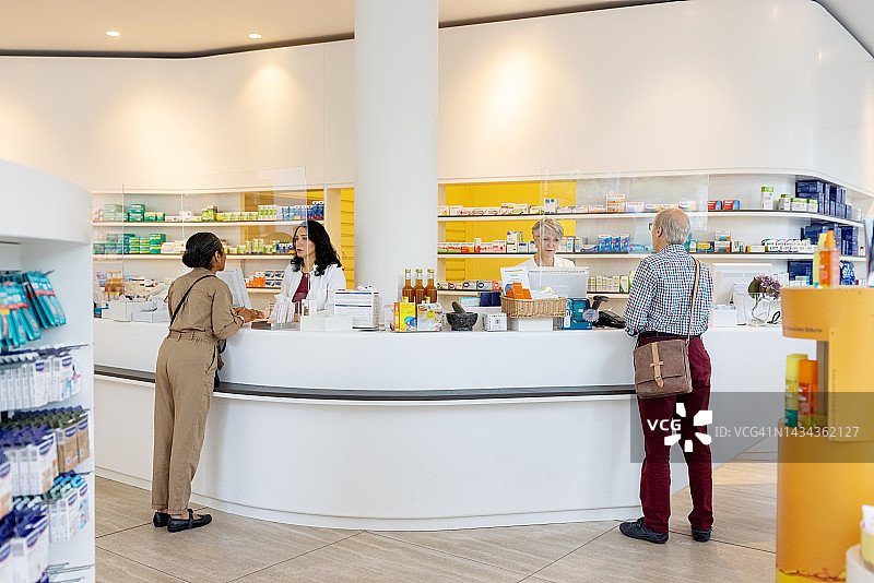 顾客在医药商店购买药品图片素材