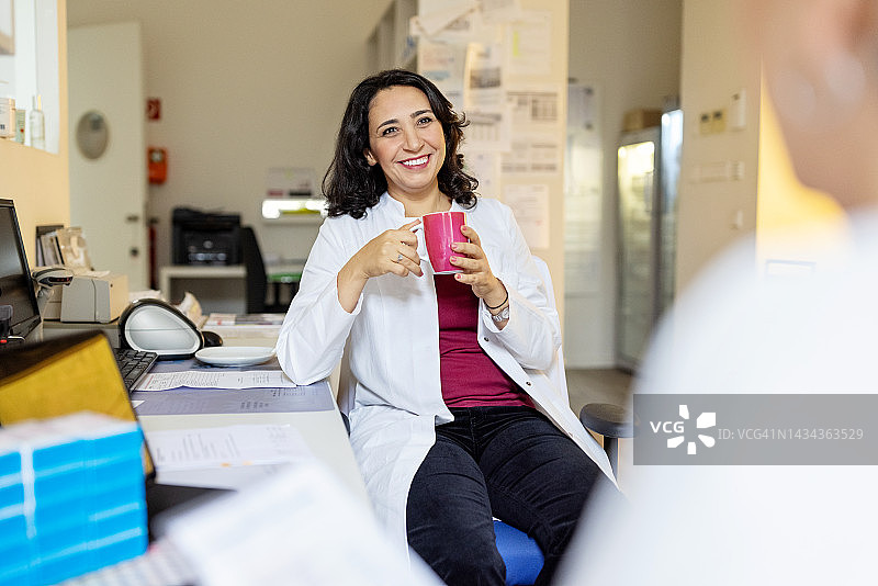 两位化学家在咖啡休息时间进行非正式交谈图片素材