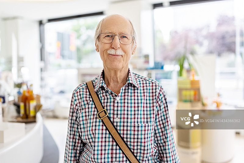 在医药商店里快乐的老年男人 портрет图片素材