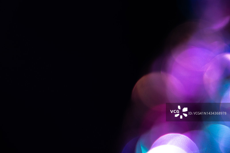 黑色背景上的彩色霓虹全息漏光图片素材