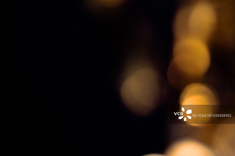 黑色背景上的彩色彩虹漏光纹理图片素材