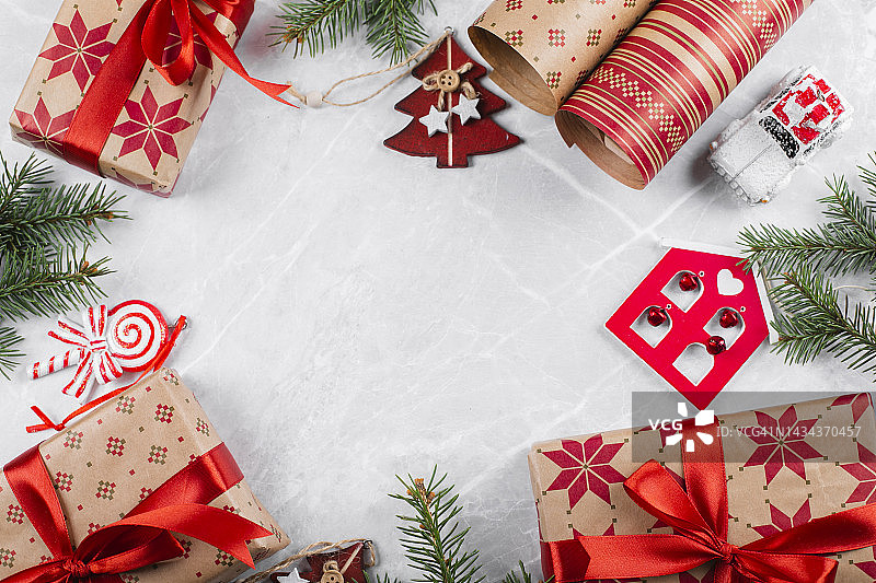 圣诞节背景：礼盒、冷杉树枝、包装纸卷和红色装饰品图片素材
