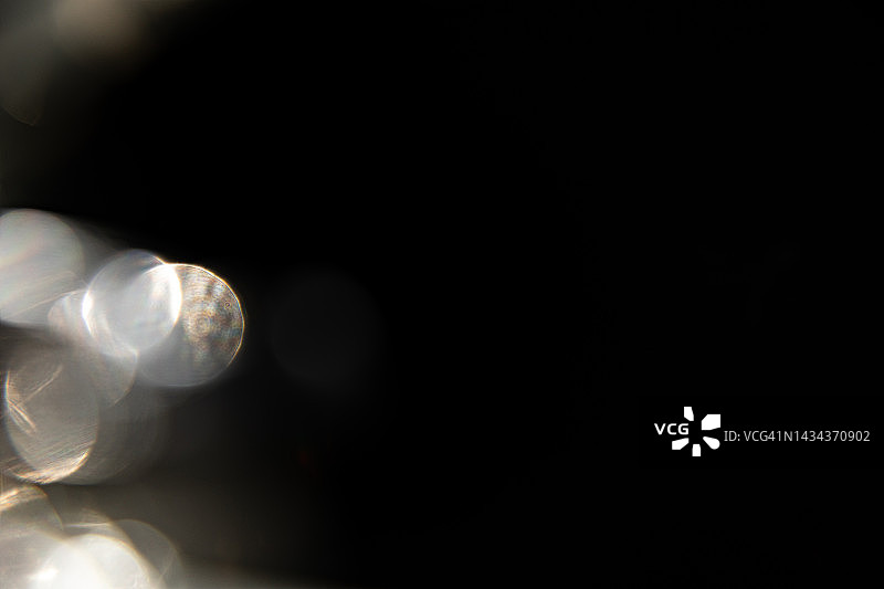 黑色背景上的彩色彩虹漏光纹理图片素材