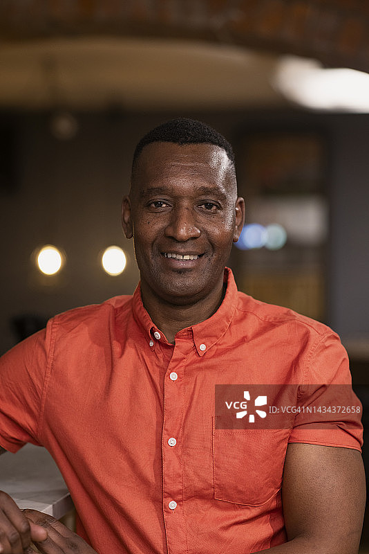 快乐的男人夜间外出图片素材