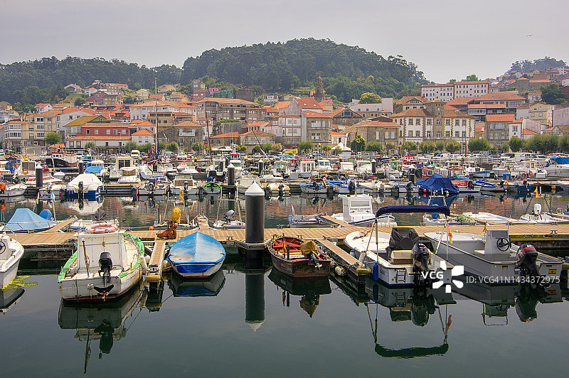 西班牙加利西亚自治区穆罗斯村及其港口图片素材