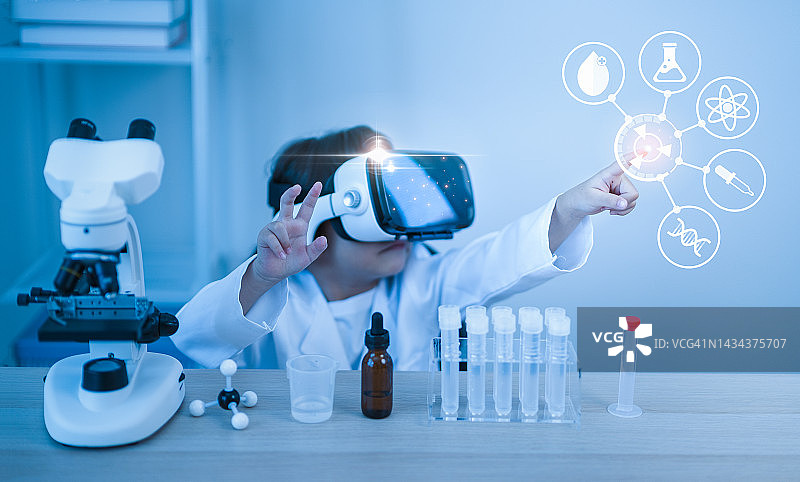 亚洲女孩在数字虚拟界面上学习科学图片素材