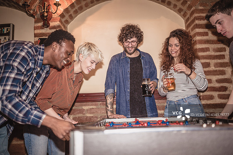 情侣在酒吧打台球图片素材