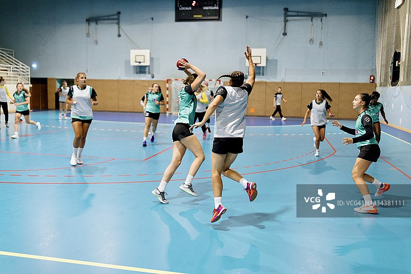 女子手球队训练技能练习图片素材