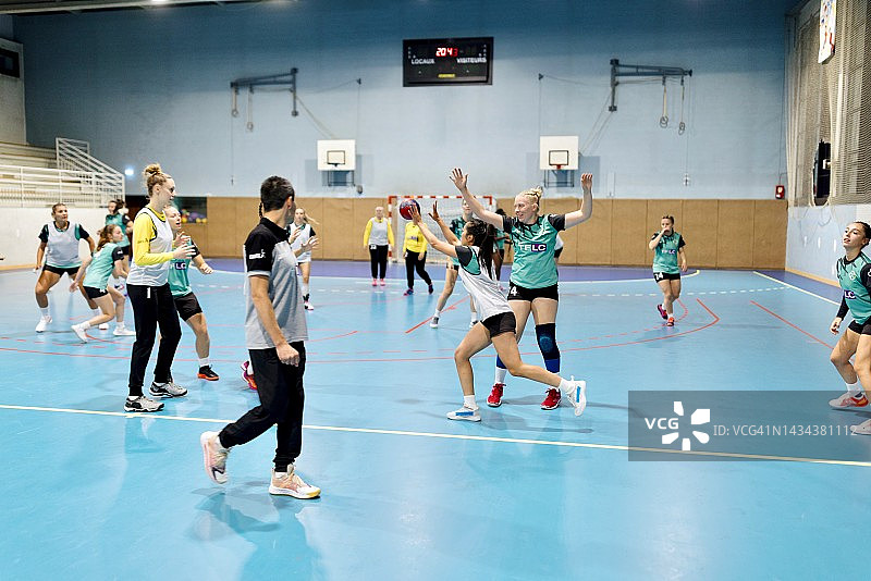 女子手球队训练技能练习图片素材