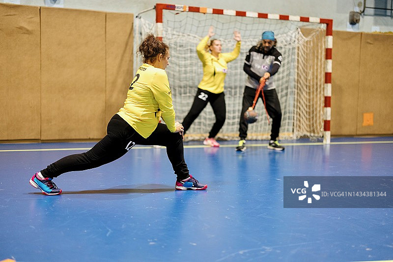 守门员教练与守门员一起训练图片素材