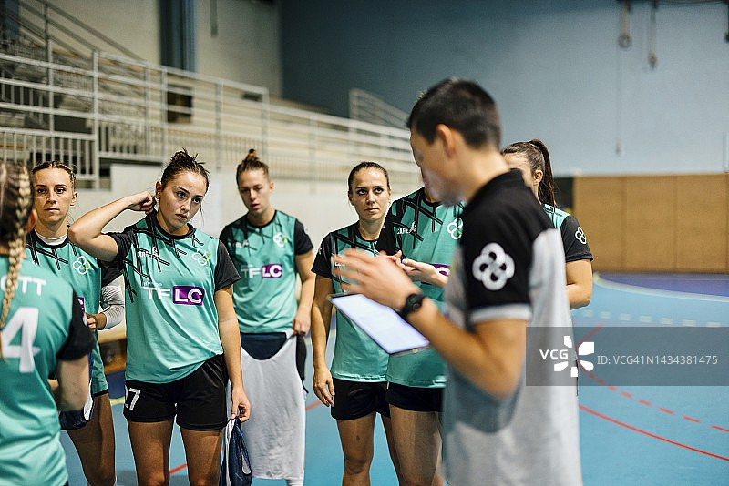 教练将队友分成两队图片素材