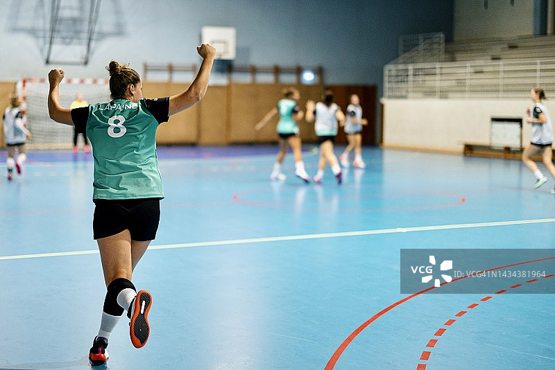 手球运动员庆祝进球图片素材