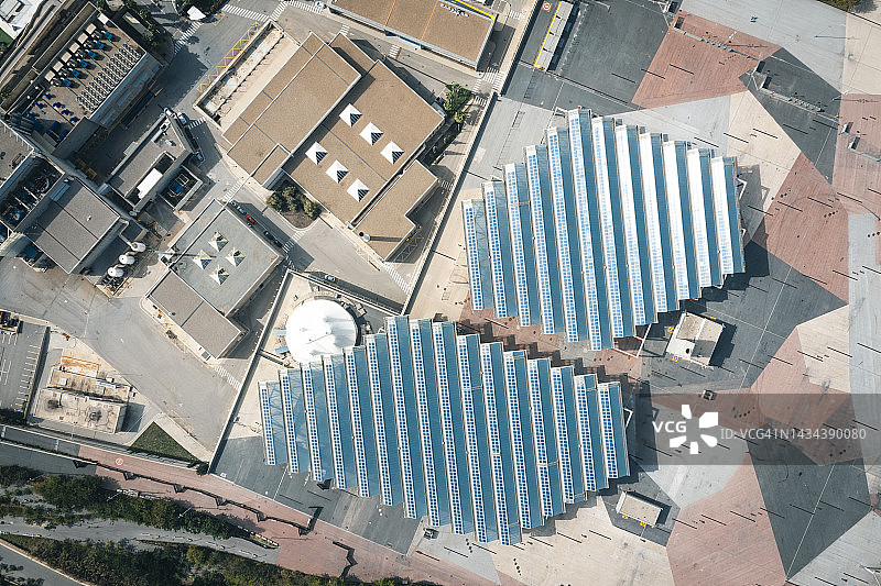 现代城市中的太阳能发电站图片素材