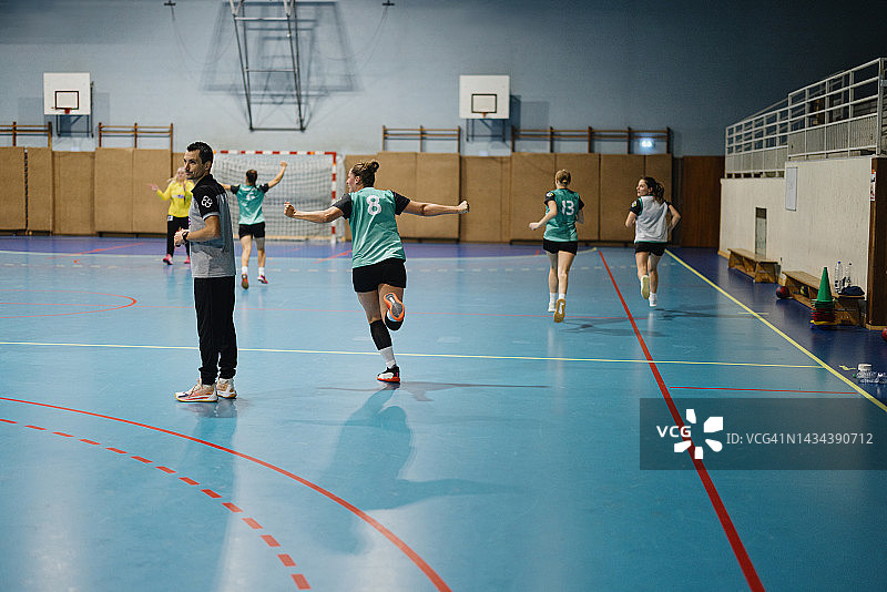 女子手球运动员庆祝进球图片素材