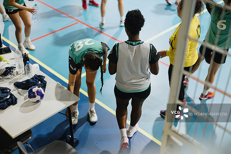 训练期间喝水的疲惫女运动员图片素材