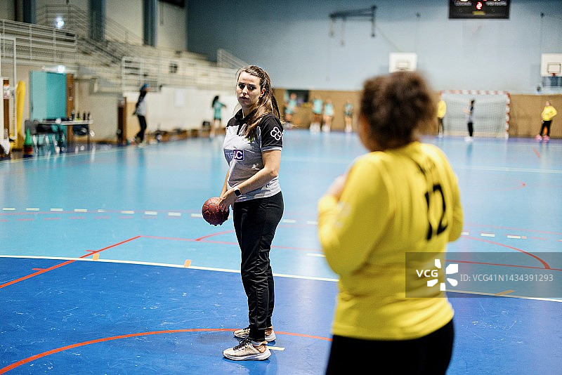 教练在训练期间与守门员一起练习图片素材