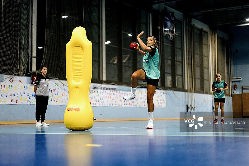 女子手球运动员练习跳投技术图片素材