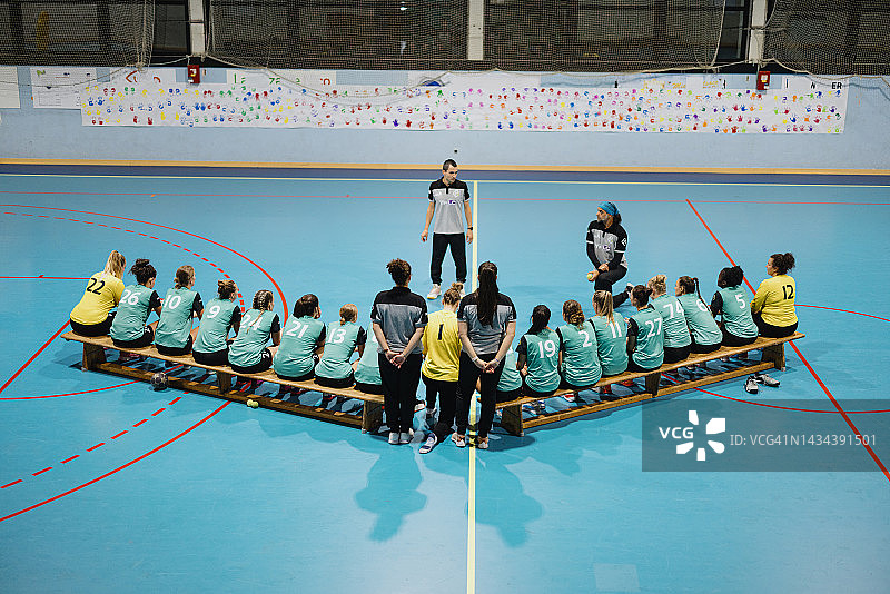 教练训练后与队员讲话的广角镜头图片素材