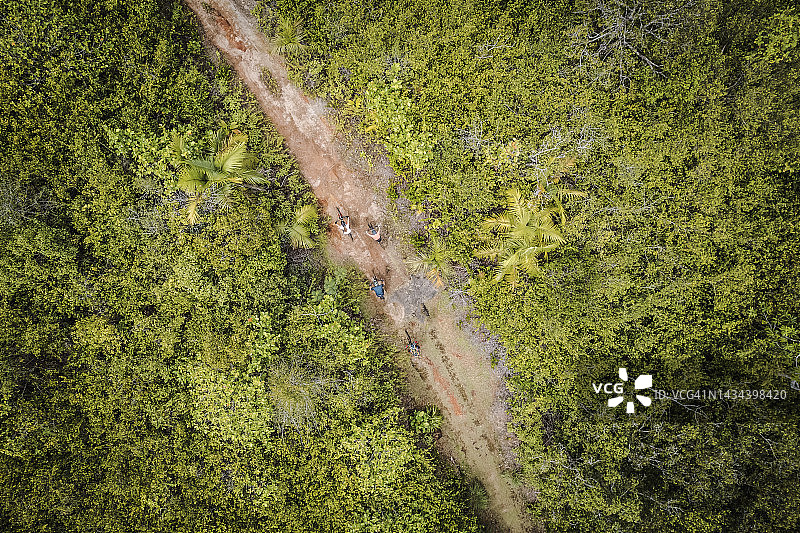 骑自行车者在乡村道路上骑行的航拍景色图片素材