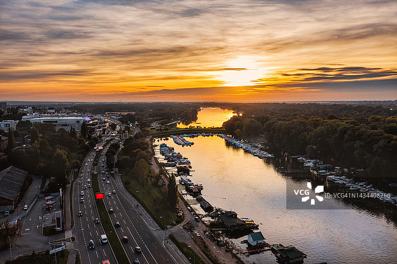 河流和城市上空壮丽的日落图片素材