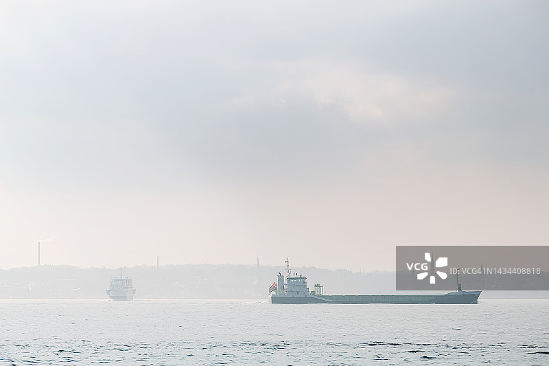 海上的货船图片素材