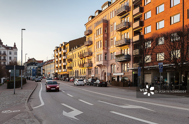 夕阳照耀下的房屋正面图片素材