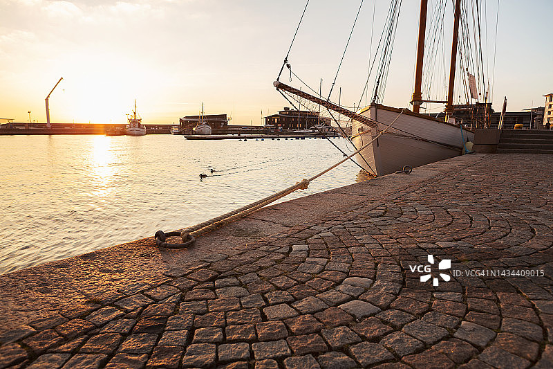 停泊在码头岸边的帆船图片素材