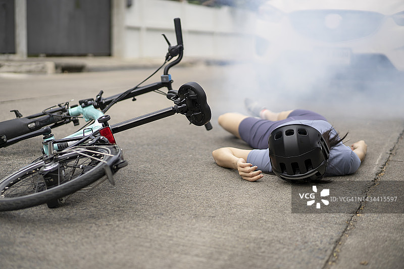 汽车自行车车祸保险概念图片素材