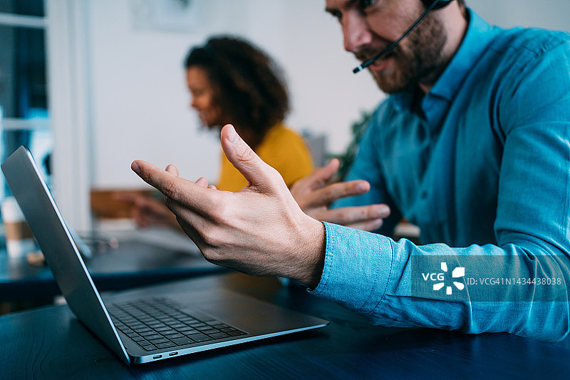 微笑接听来电图片素材