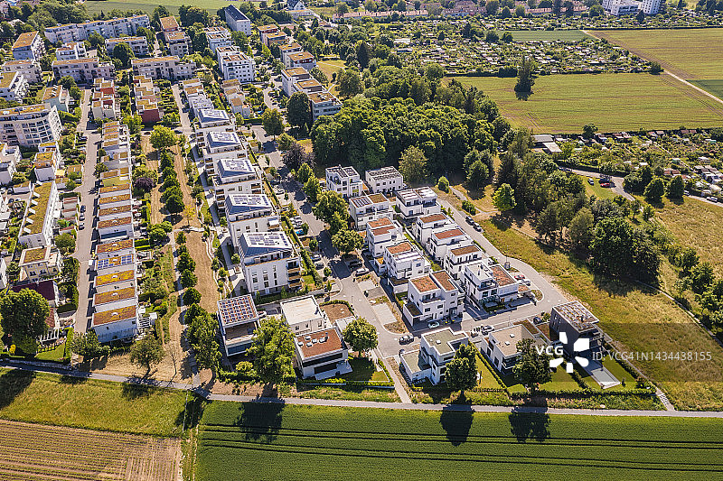 德国巴登-符腾堡州路德维希堡：节能房屋的郊区鸟瞰图片素材