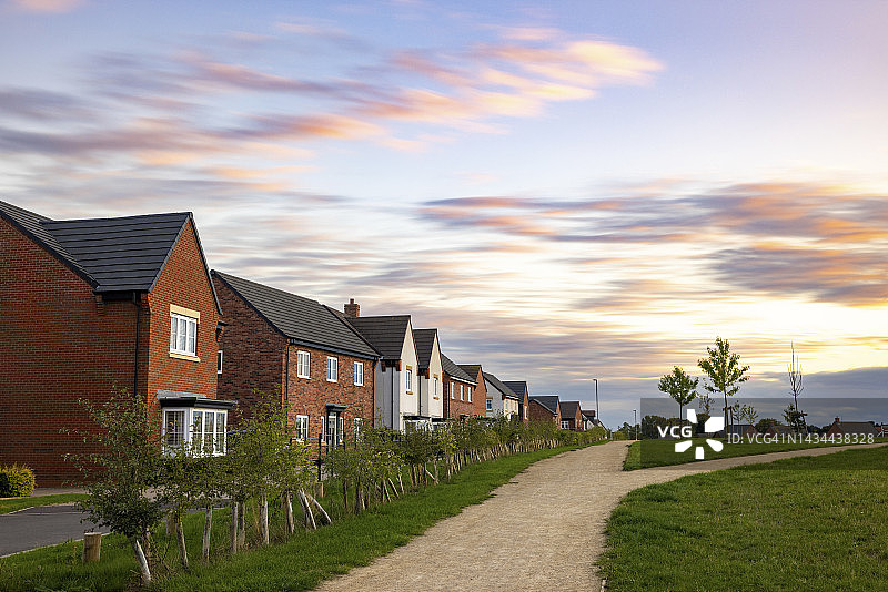 日落时分小镇上的独立住宅图片素材