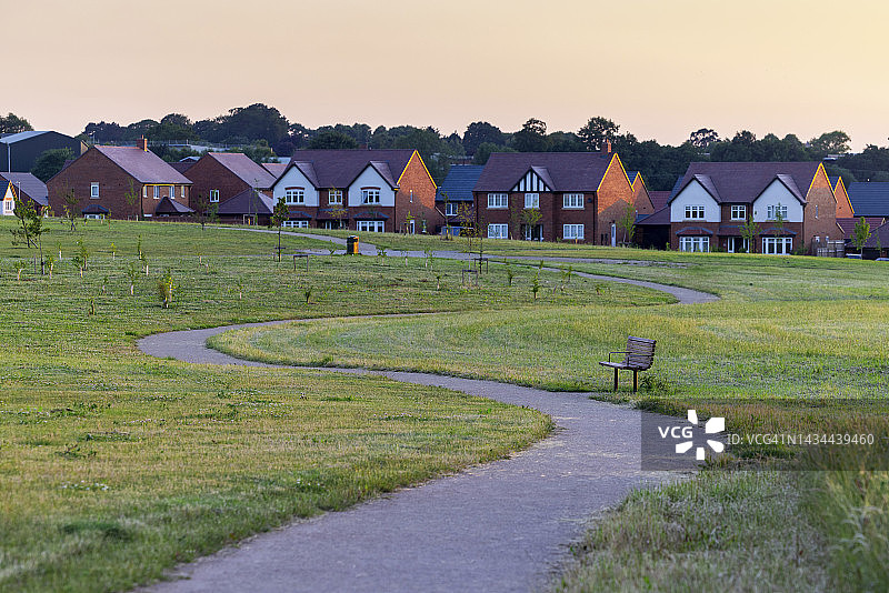 小镇独立住宅旁的蜿蜒道路图片素材