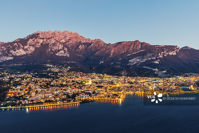 意大利伦巴第科莫湖，背景是雷塞贡山莱科市图片素材
