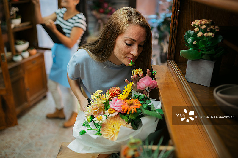 享受工作的女花艺师图片素材