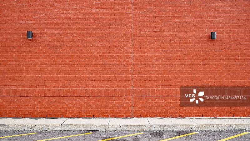 蒙特利尔的红砖墙、水泥路和沥青路图片素材