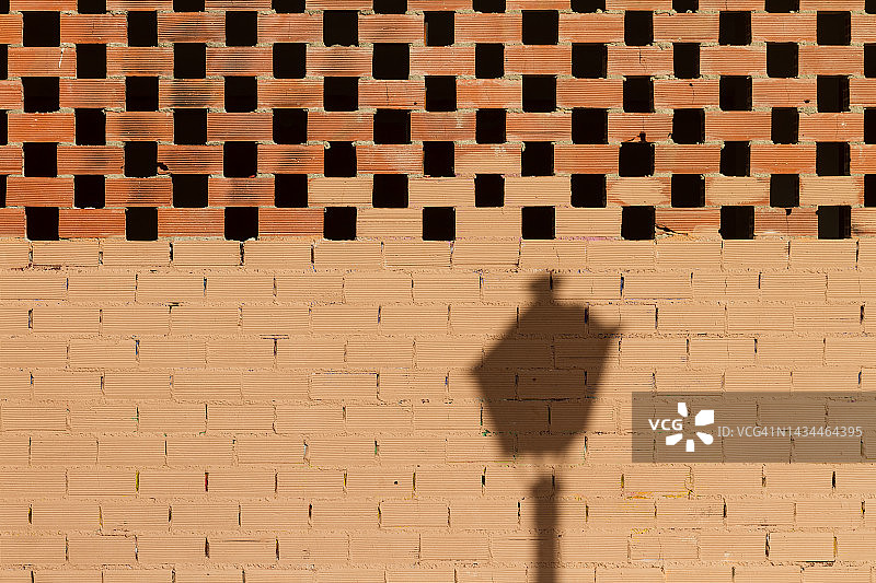 砖墙上的街灯阴影图片素材