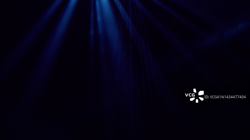 LED激光频闪迪斯科DJ光束舞台灯光效果派对舞蹈俱乐部婚礼蝴蝶灯，迪斯科灯光红黄光束闪烁的烟雾，条纹背景，明亮节日音乐会图片素材