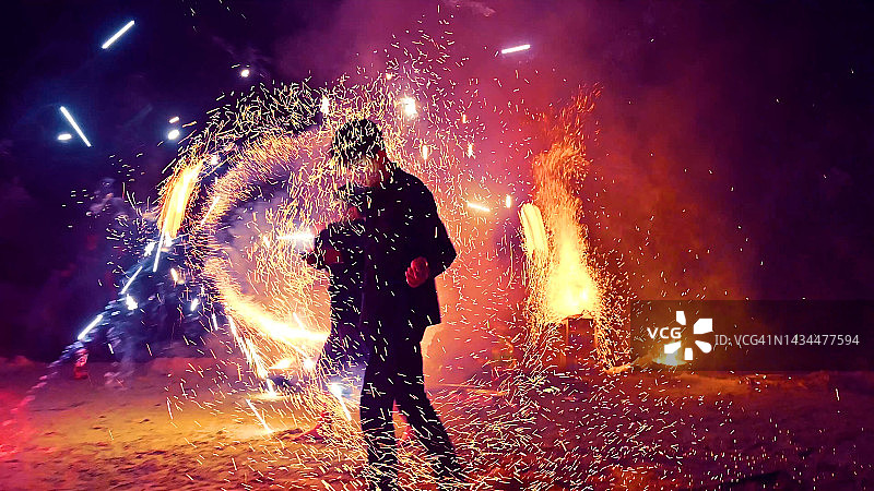 2022年10月14日泰国那空是贪玛叻府海滩上的火焰表演图片素材