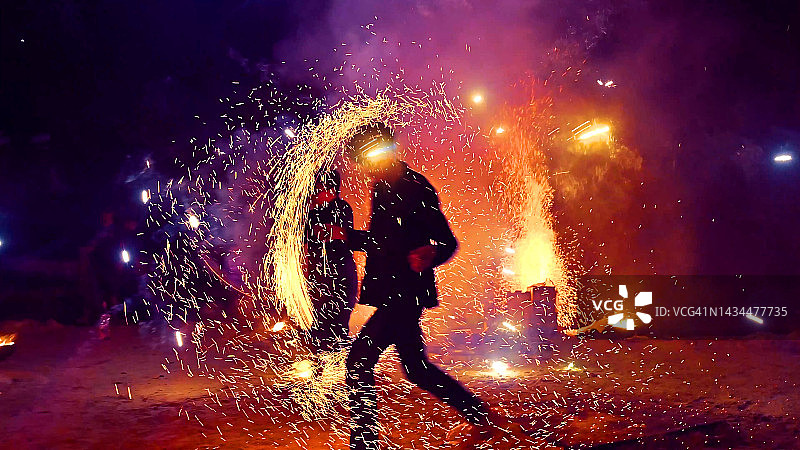 2022年10月14日泰国那空是贪玛叻府海滩上的火焰表演图片素材