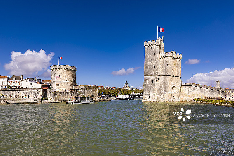 法国新阿基坦大区拉罗谢尔链塔和圣尼古拉塔，标志着中世纪古老海港的入口图片素材