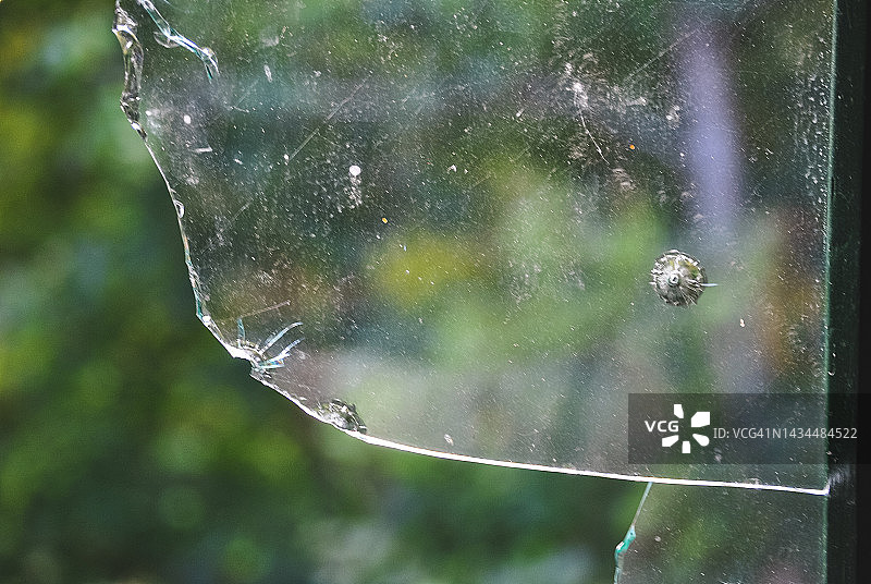 玻璃上的弹痕图片素材